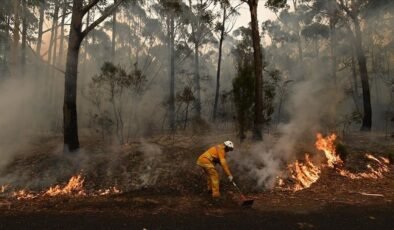 Avustralya'da aşırı sıcaklık uyarıları verilen Victoria eyaletinde yangınla mücadele sürüyor