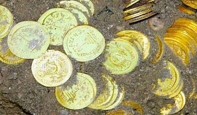 Bahçede çalışırken servet buldu: Topraktan altın dolu hazine çıktı