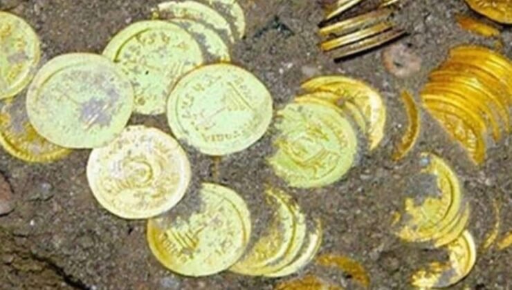 Bahçede çalışırken servet buldu: Topraktan altın dolu hazine çıktı