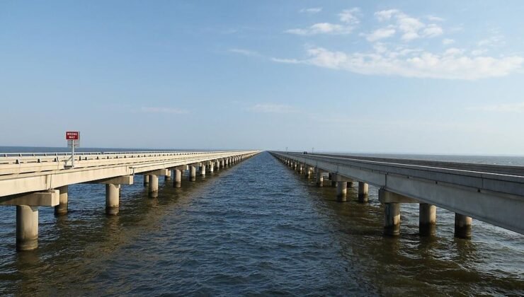 Bu köprüden geçebilenler toprağı öpüyor! Suyun üzerindeyken gökyüzü adeta aşağı iniyor