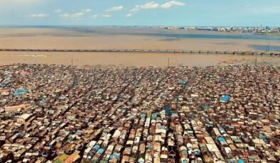 Burada tapu yok, yol yok: Zenginliğin tam ortasında yüzen bir gecekondu