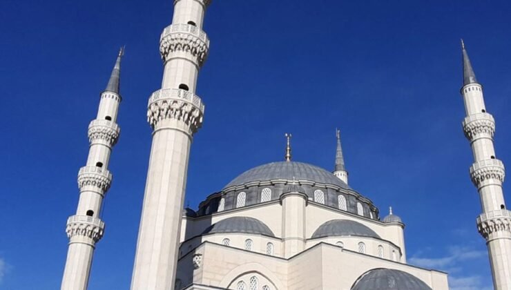 Camideki bağış kutularını çaldı