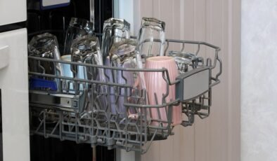 Çiçek motifli bardaklar acilen raflardan toplanıyor