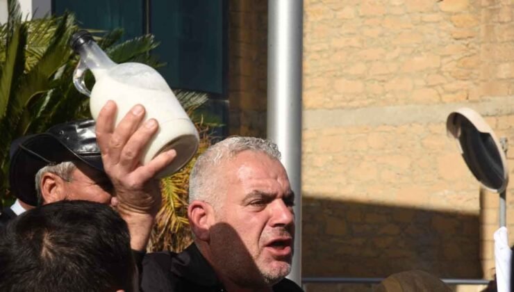 Hayvan üreticileri Tarım Bakanlığı önünde eylem yaptı