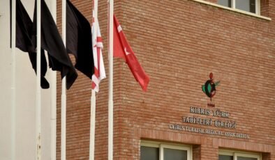 Hekim örgütlerinden siyah bayrakla protesto…