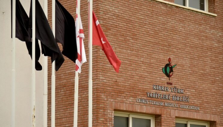 Hekim örgütlerinden siyah bayrakla protesto…