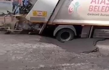 Yol çöktü çöp arabası çukura düştü: İstanbul’da korku dolu anlar