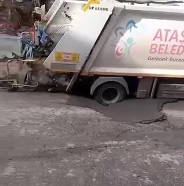Yol çöktü çöp arabası çukura düştü: İstanbul’da korku dolu anlar