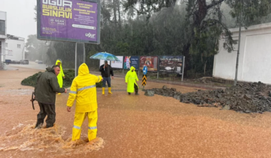 Antalya’da yağmur hayatı felç etti: Cadde ve sokaklar göle döndü