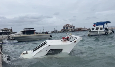 Fırtına ve dev dalgalar tekneleri batırdı