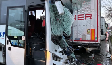 Korkunç kazada can pazarı! Tur otobüsü tıra saplandı: 3’ü ağır çok sayıda yaralı var