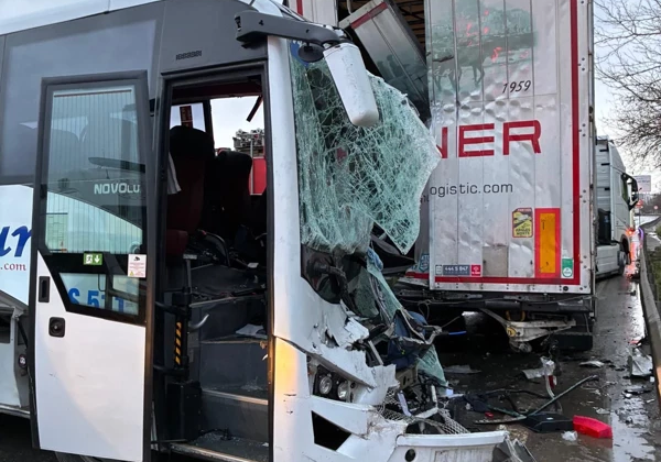 Korkunç kazada can pazarı! Tur otobüsü tıra saplandı: 3’ü ağır çok sayıda yaralı var