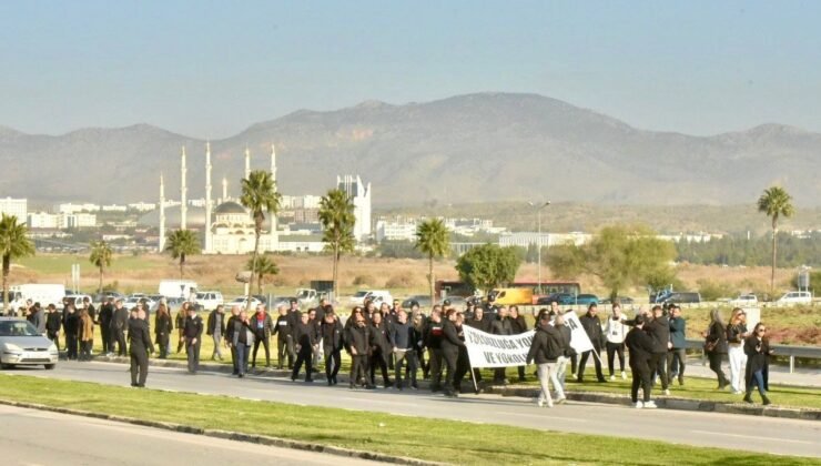 Kamuda yetkili beş sendika Başbakanlık önüne yürüyor