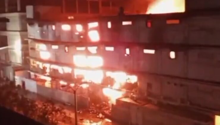 Pakistan'da alışveriş merkezi yanarak çöktü: 67 kişi öldü, sayı artıyor