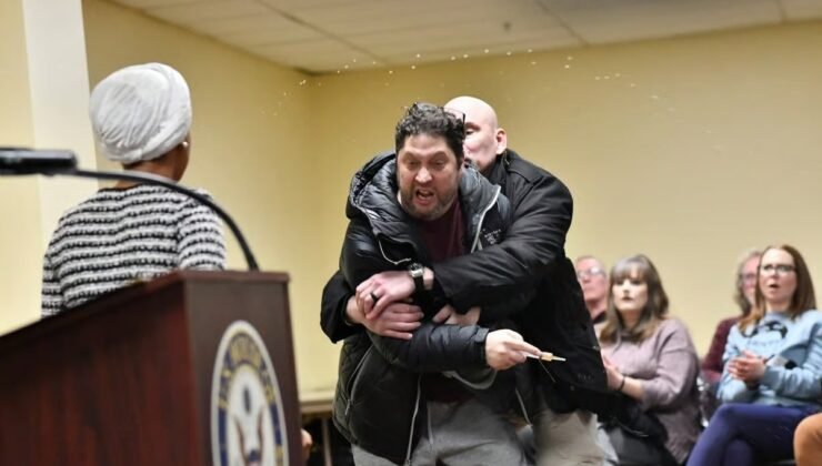 Trump'ın sert sözlerinin hedefindeki siyasetçiye şırıngalı saldırı