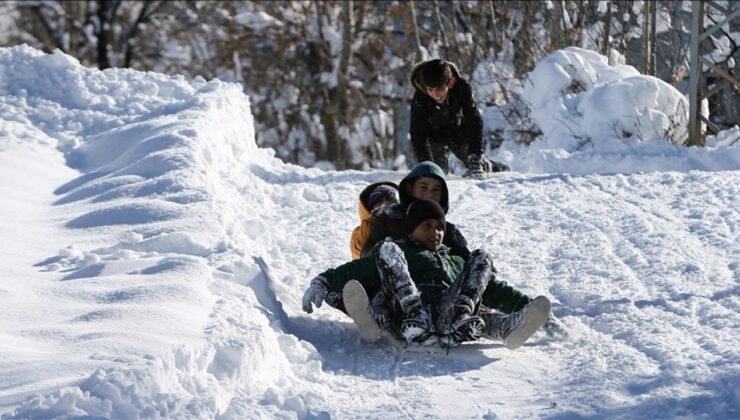 Türkiye'nin birçok ilinde kar nedeniyle eğitime ara