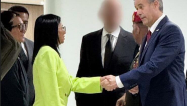 Venezuela'nın yeni başkanı ve CIA direktörü, el sıkıştı