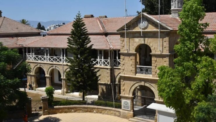 Yüksek Mahkeme: Siyasi kişiler, mahkemelere telkinde veya talepte bulunamaz, yetki veremez