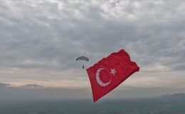 661,5 metrekarelik Türk bayrağıyla serbest paraşüt atlayışı yapıldı, rekor kırıldı