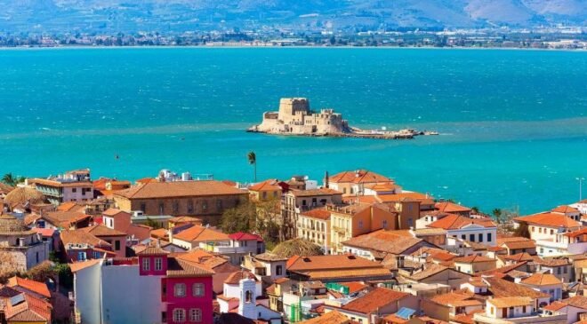 Bir zamanlar başkentti, hilal şeklindeki plajı büyülüyor: En romantik sahil şehri seçildi