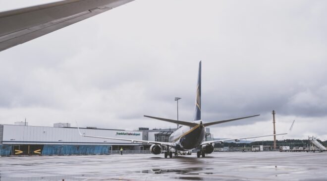 Dev hava yolu şirketinin 'kot pantolon' paylaşımı alay konusu oldu