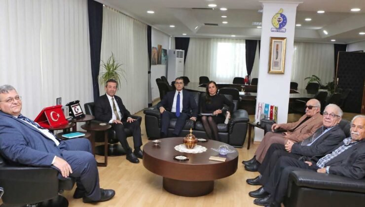 Dışişleri Bakanı Ertuğruloğlu Vakıflar heyetini kabul etti