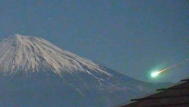Dünyanın konuştuğu dağa ateş topu yağmaya başladı