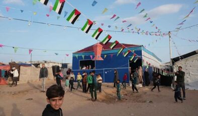 Gazzeliler çadırların arasında da olsa çocuklara "ramazan coşkusunu" yaşatmaya çalışıyor