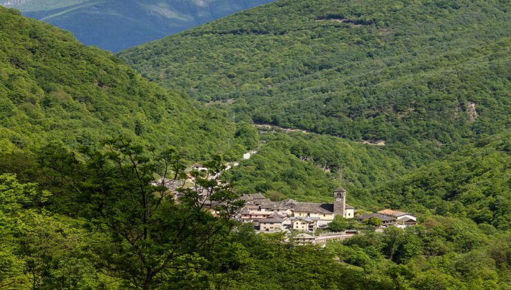 Güneşsiz kalan bu köy güneşi satın aldı