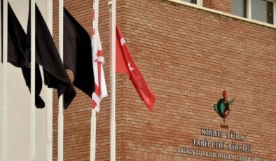 Hekim örgütleri Hükümeti istifaya, hekimleri hastanelere siyah bayrak asmaya çağırdı