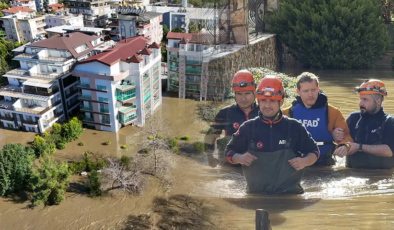 Dim Baraj’ı taşıyor! Ev ve iş yerleri boşaltıldı, botlarla tahliye edildi