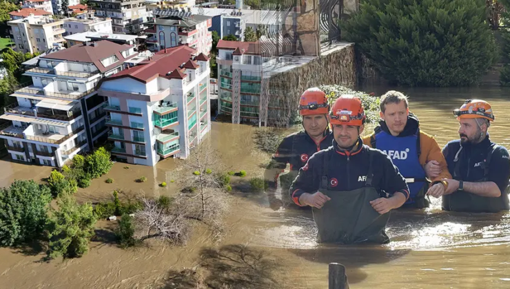 Dim Baraj’ı taşıyor! Ev ve iş yerleri boşaltıldı, botlarla tahliye edildi