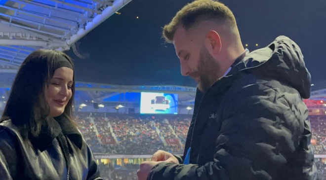 Tribünler bu kez ‘evet’ için ayağa kalktı: Yılın evlilik teklifi özel günde derbi maçtan geldi