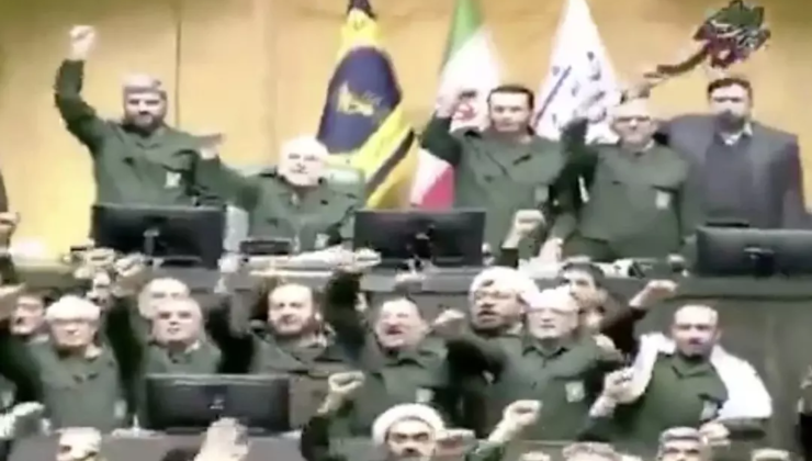 İran Meclisi orduya döndü! Devrim Muhafızları kıyafetleriyle “ABD’ye ölüm” sloganları kamerad