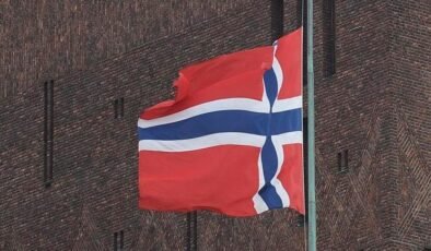 Norveç, monarşi olarak kalmak için oy verdi