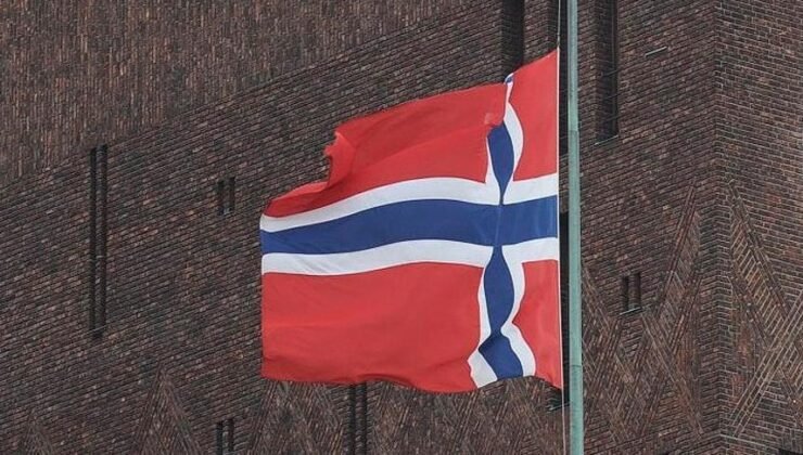 Norveç, monarşi olarak kalmak için oy verdi