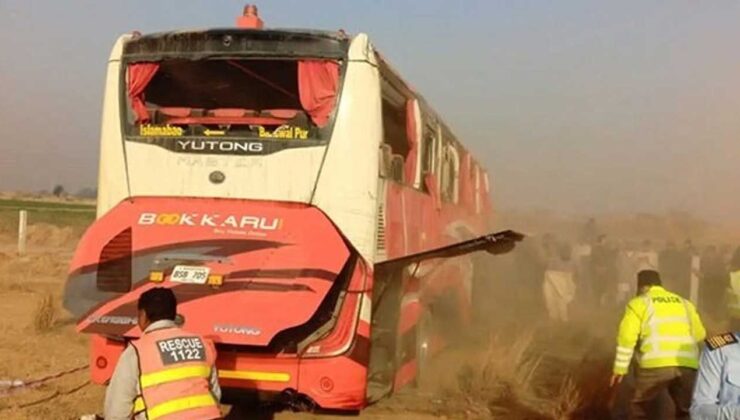 Pakistan'da yolcu otobüsüyle tır çarpıştı: 11 ölü, 10 yaralı