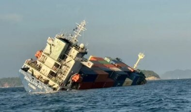 Phuket Adası açıklarında kargo gemisi battı, petrol denize sızdı