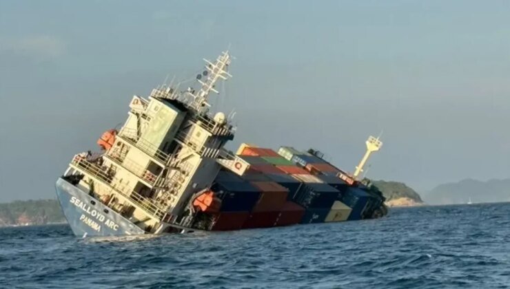 Phuket Adası açıklarında kargo gemisi battı, petrol denize sızdı