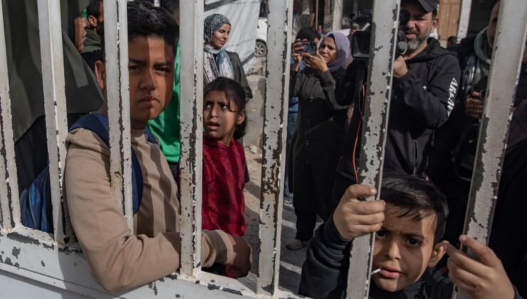 Refah Sınır Kapısı açıldı, ancak onbinlerce Gazze'li sırada mahsur