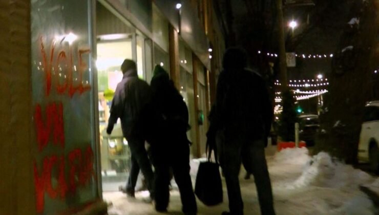 'Sokakların Robinleri' marketlerden çalıp halka dağıttı