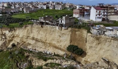Yerin altı fermuar gibi açıldı: İlçede hayat bir anda durdu