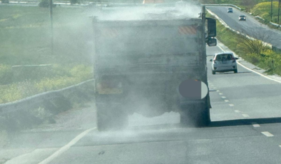 Sürüş güvenliğini tehlikeye atan kamyon şoförüne ceza kesildi