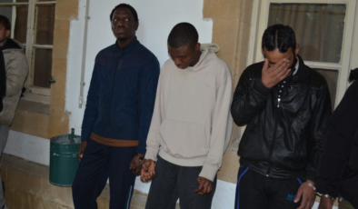 KKTC’de izinsiz ikamet etme suçundan tutuklanan Sodiq Omotolanı Rasaq, Fuhad Ademola Salaudeen ve Ayan Ali 3 gün tutuklu kalacak