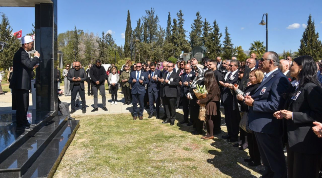 İrsen Küçük kabri başında anıldı