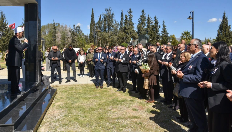 İrsen Küçük kabri başında anıldı