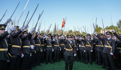 Kılıçlı yemin nedeniyle ihraç edilen teğmen görevine döndü
