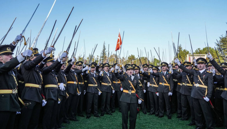 Kılıçlı yemin nedeniyle ihraç edilen teğmen görevine döndü
