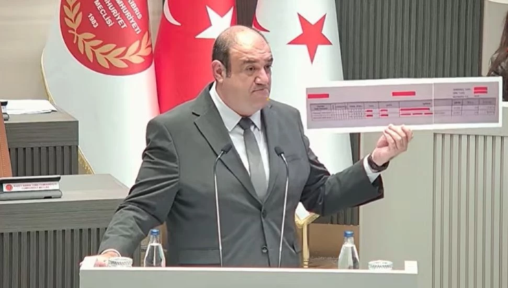 Devrim Barçın, “trollere ödenen” çekleri Mecliste gösterdi