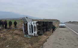 Girne ve Gazimağusa-Karpaz Anayolu’nda meydana gelen 2 kazanın birinde tanker devrildi 2 kişi yaralandı